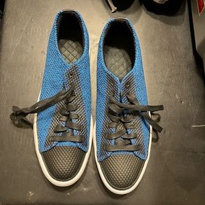 Comverse, blue and black, Size 9.5 in men’s and 11 in women’s.